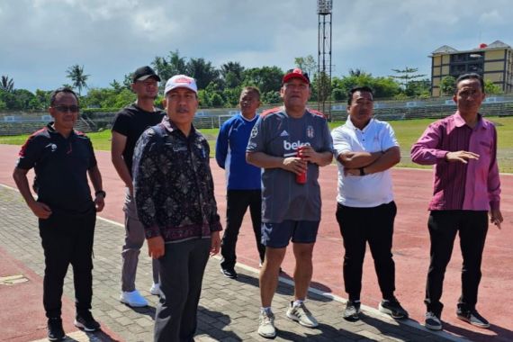 Manajemen Lombok FC Bantu Renovasi GOR Turide Mataram - JPNN.COM