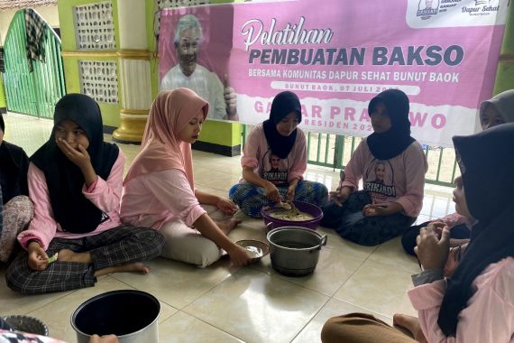 Srikandi Ganjar NTB Gelar Pelatihan Membuat Bakso Bersama Komunitas Dapur Sehat - JPNN.COM