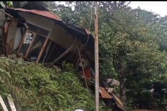2 Balita Meninggal Dunia Akibat Tertimbun Tanah Longsor di Kota Padang - JPNN.COM