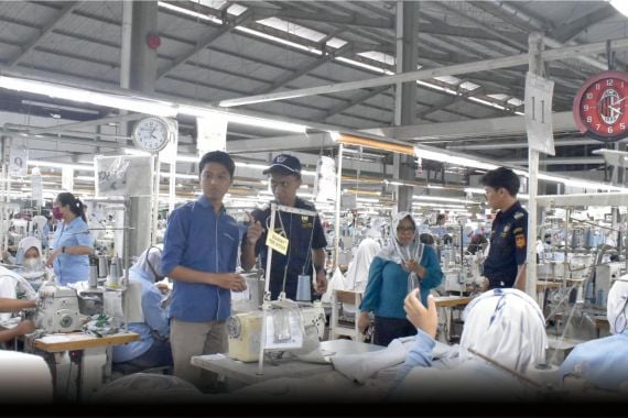 Bea Cukai Magelang Kawal Ekspor Garmen Asal Temanggung ke Negeri Paman Sam - JPNN.COM