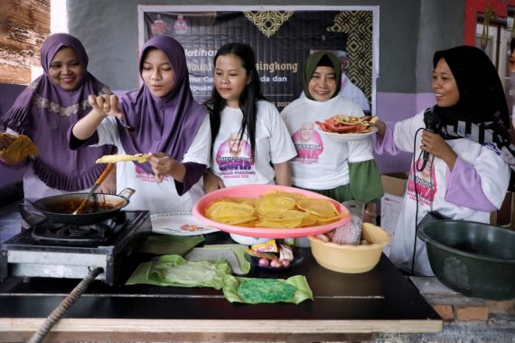 Pemuda & Perempuan Pendukung Ganjar Latih Ibu-Ibu di Gowa Lihat Peluang UMKM Keripik Singkong - JPNN.COM