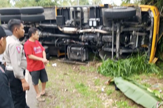 Dump Truk Terguling Setelah Menyerempet Pemotor di Lampung Barat, Angga Saputra Tewas - JPNN.COM