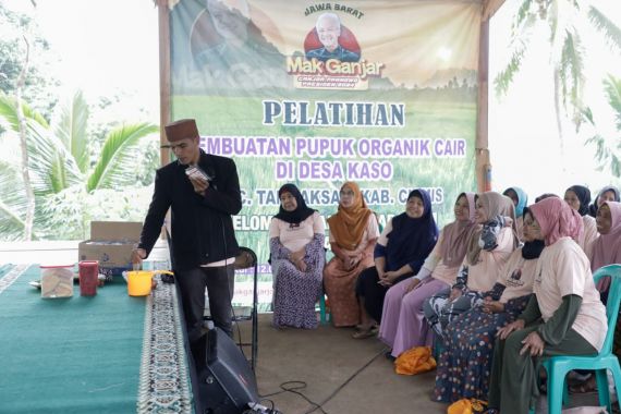 Mak Ganjar Jabar Ajarkan Kelompok Tani Mekar Arum Cara Membuat Pupuk Organik - JPNN.COM