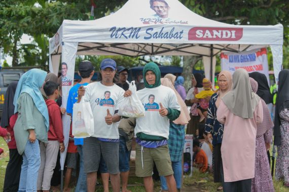 Sukarelawan Sandiaga Beri Bantuan Sembako Murah Untuk Nelayan di Sukabumi - JPNN.COM