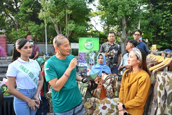Sandiaga Bantu Pemasaran UMKM Hingga Salurkan Sembako Murah di Surabaya - JPNN.COM