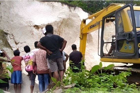 4 Orang Tewas Tertimbun Tanah Longsor Saat Kerja Bakti Bangun Musala di Banggai Laut - JPNN.COM