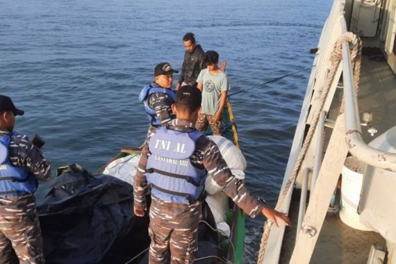 TNI AL Menggagalkan Penyelundupan 64 Koli Baju Bekas dari Malaysia - JPNN.COM