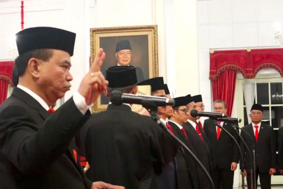 Ucap Sumpah di Depan Jokowi, Budi Arie Projo Jadi Menkominfo Pengganti Johnny Nasdem - JPNN.COM