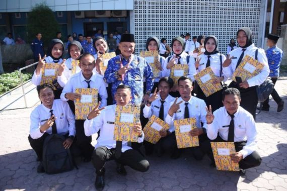 344 Guru di Situbondo Terima SK PPPK, Bupati Karna Suwandi Berpesan Begini - JPNN.COM