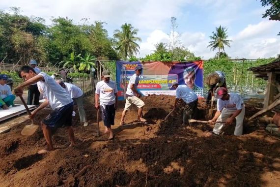 Ganjar Sejati Bangun Bak Penampungan Air Bersama Petani di Kota Banjar - JPNN.COM