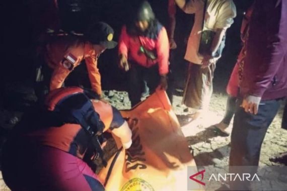 Seketika Tubuh 2 Santri Terbawa Arus Sungai Cisokan, Hilang Tenggelam - JPNN.COM