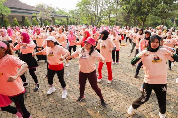 Sukarelawan Mak Ganjar Gelar Fun Zumba dan Aerobik di Serpong - JPNN.COM