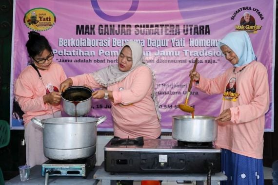 Mak Ganjar Gelar Pelatihan Pembuatan Jamu Tradisional Bareng Ibu-Ibu di Medan - JPNN.COM
