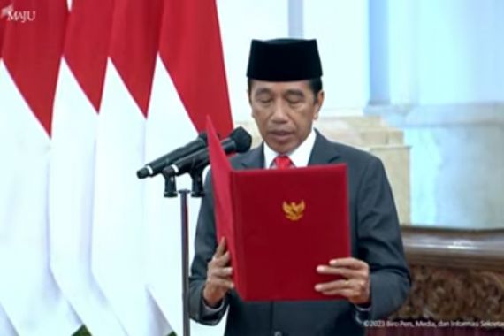 Jokowi Lantik Budi Arie sebagai Menteri dan 5 Wamen di Istana Negara - JPNN.COM