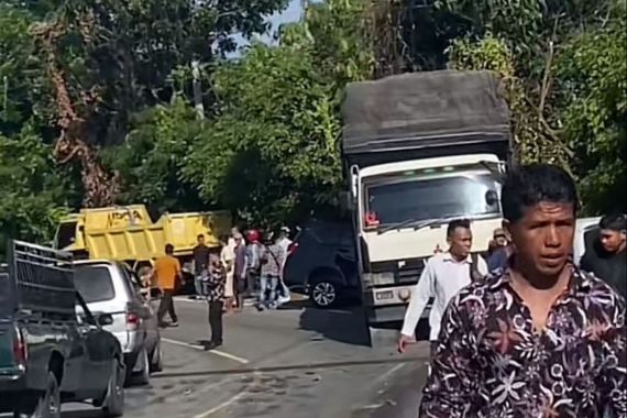 Tak Kuat Menanjak, Truk Tronton Picu Kecelakaan Beruntun di Aceh, 2 Orang Luka-Luka - JPNN.COM