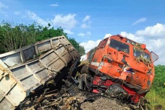 Kereta Api vs Truk Pengangkut Tebu di Lampung Utara, Begini Kondisinya - JPNN.COM