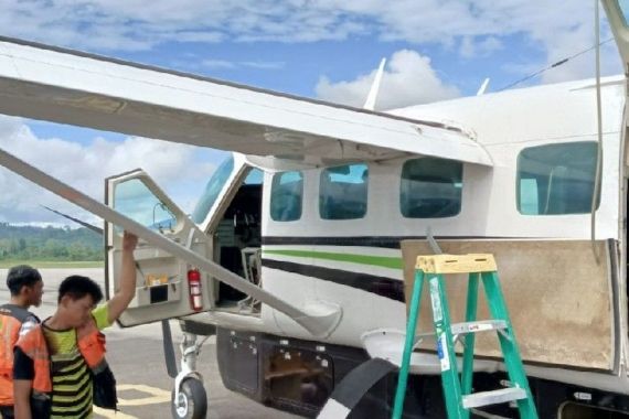 Pesawat Smart Air yang Ditembaki KKB Membawa 7 Personel Satgas Damai Cartenz - JPNN.COM