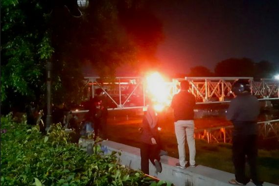 KA Brantas Tabrak Trailer di Semarang, Ada Ledakan dan Kobaran Api di Atas Jembatan - JPNN.COM