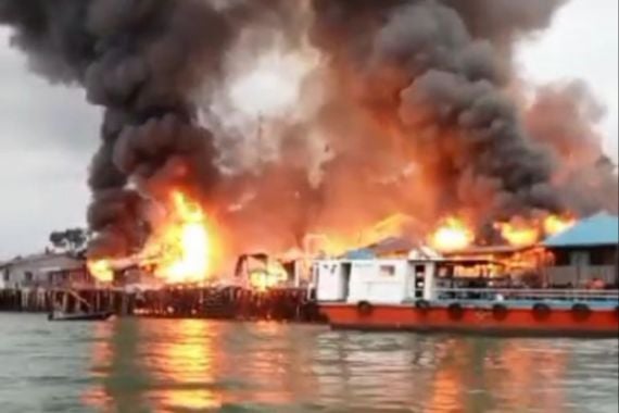 Kebakaran Hebat Terjadi di Pulau Buluh, 9 Rumah Ludes Terbakar, Satu Orang Tewas - JPNN.COM