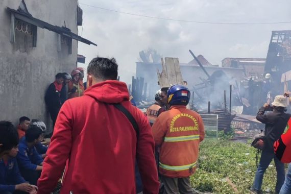 Kebakaran Melanda Permukiman Padat Penduduk di Palembang, Begini Kondisinya - JPNN.COM