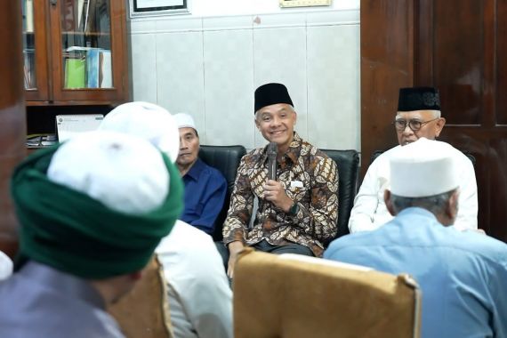 Ganjar Pranowo Jalin Silaturahmi dengan Masyayikh Seluruh Indonesia di Rembang - JPNN.COM