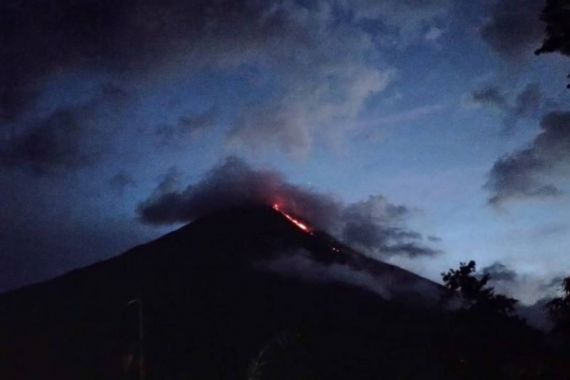 Guguran Lava Gunung Karangetang Menimbulkan Kepulan Asap Putih - JPNN.COM
