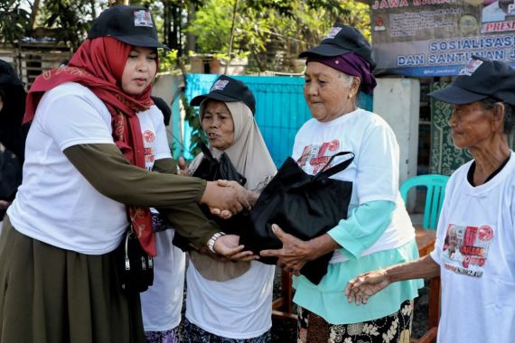 Sopir Truk Ganjar Beri Santunan Kepada Perempuan Prasejahtera di Subang - JPNN.COM