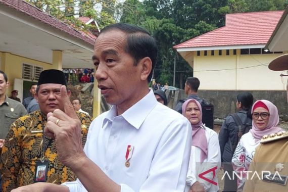 Presiden Jokowi Menjelaskan tentang Baju Baru yang Dipakai, Oalah - JPNN.COM