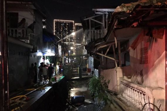 Kebakaran di Setiabudi Menghanguskan Tujuh Rumah - JPNN.COM
