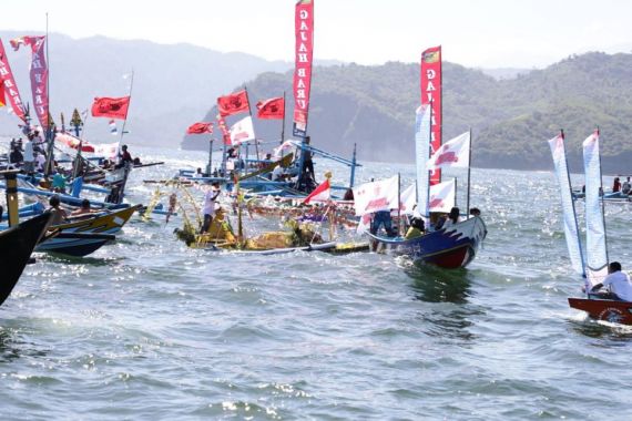 Des Ganjar Ikut Meramaikan Tradisi Petik Laut Larungan di Malang - JPNN.COM