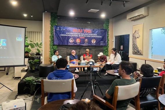 Centra Initiative: Revisi UU TNI Tidak Usah Dilanjutkan - JPNN.COM