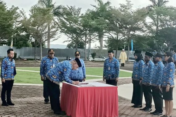 PNS dan PPPK Terima SK, Paulus Waterpauw: Semoga Lebih Amanah Menjalankan Tugas - JPNN.COM