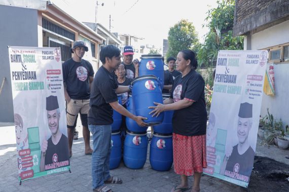 Pandawa Ganjar Gelar Bakti Sosial dan Berikan Tempat Sampah Bagi Warga di Makassar - JPNN.COM