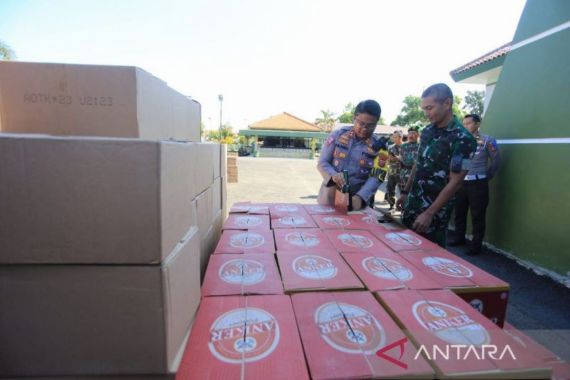 Tentara dan Polisi Gerebek Sebuah Gudang di Indramayu, Isinya Bikin Geleng Kepala - JPNN.COM