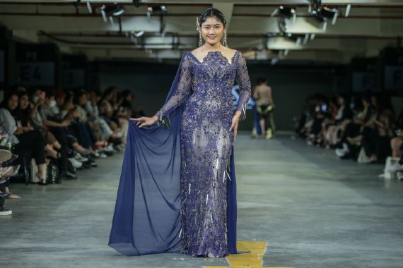 Pakai Kebaya Desainer Ternama, Erina Gudono Tampil Memukau di Catwalk JF3 - JPNN.COM