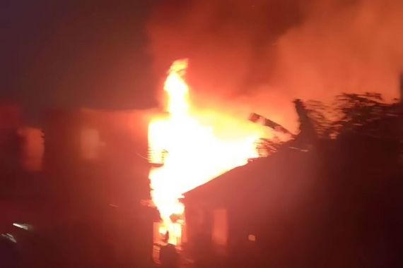 Kebakaran Rumah di Cengkareng Dipadamkan Petugas Damkar - JPNN.COM