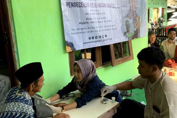 Santri Dukung Ganjar Gelar Pengecekan Kesehatan Gratis di Kabupaten Bogor - JPNN.COM