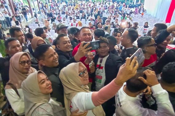 Teriakan Iwan Bule Jabar 1 Menggema di Kuningan, Dijawab dengan Prabowo Presiden 2024 - JPNN.COM