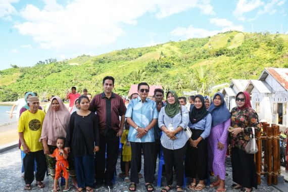 Puji Keindahan Wisata Pantai Dunu, Fadel Muhammad: Saya Rasa Tidak Kalah dengan Bali - JPNN.COM