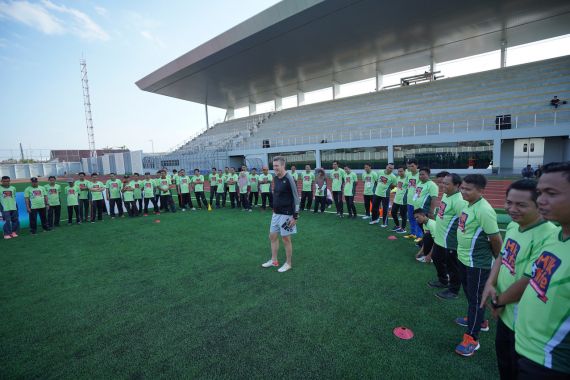Kembangkan Sepak Bola Putri, Coach Timo Latih Ratusan Guru SD Hingga MI di Kudus - JPNN.COM