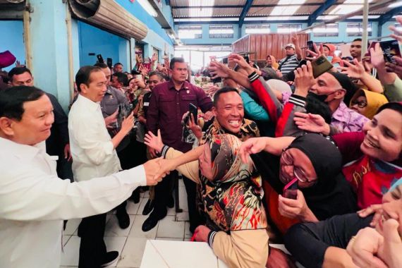 Jokowi Ajak Prabowo dan Erick Thohir Tinjau Pasar di Surabaya, Warga Antusias, Lihat - JPNN.COM