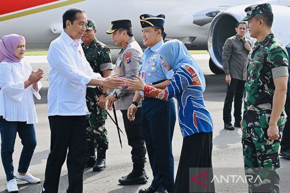 Jokowi Ajak Prabowo dan Erick Thohir Kunjungi PT Pindad, Alasannya Ternyata - JPNN.COM