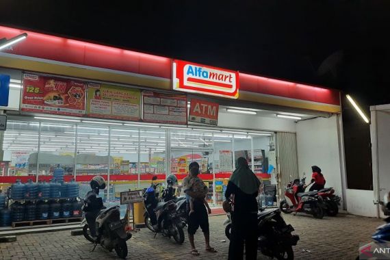 Perampok Bersenpi Beraksi di Alfamart Tangerang, Gasak Uang Rp 40 Juta - JPNN.COM