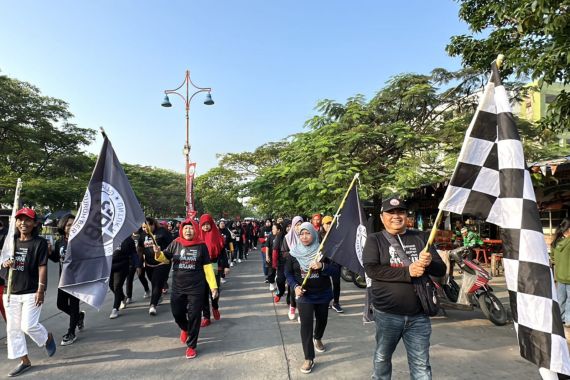 Terus Bergerak, Ganjaran Buruh Berjuang Ajak Ratusan Warga Rusun Marunda Jalan Sehat - JPNN.COM