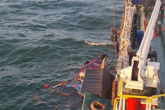 Kru Kapal MT Kakap Selamatkan 6 Pria yang Kapalnya Tenggelam di Tanjung Priok - JPNN.COM