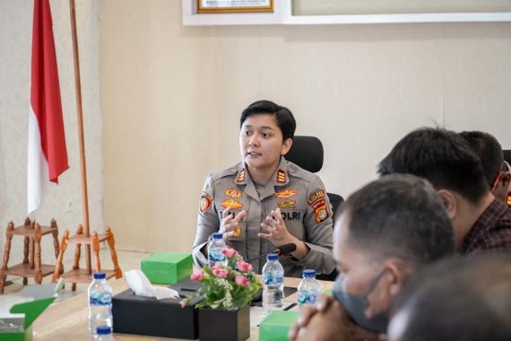 Sosok AKP Seala Syah Alam, Kapolsek yang Hobi Menulis dan Juga Kandidat Doktor - JPNN.COM