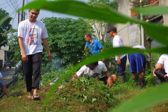 Gardu Ganjar Gelar Bersih-Bersih di Serang Untuk Cegah Demam Berdarah - JPNN.COM