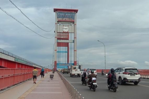 Jembatan Ampera Dicat Ulang, Pengamat Sosial: Jangan Lagi Pakai Warna Simbol Parpol - JPNN.COM