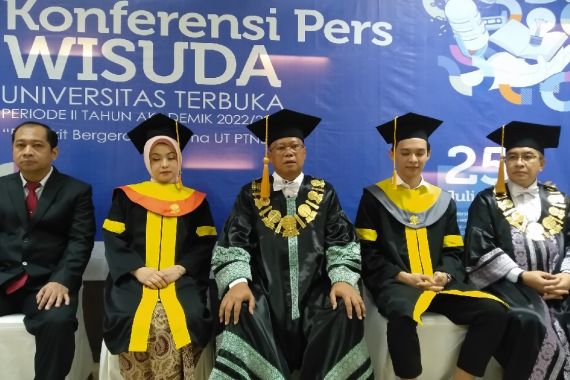 Rey Mbayang Meraih Gelar Sarjana, Prof Ojat: UT jadi Pilihan Tokoh Publik & Selebritas - JPNN.COM