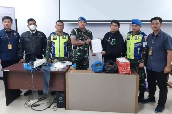 Personel TNI AU Gagalkan Penyelundupan 1,7 Kg Ganja Kering di Bandara SSK II Pekanbaru - JPNN.COM